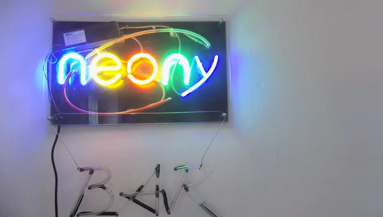 'neon' 네온 사인