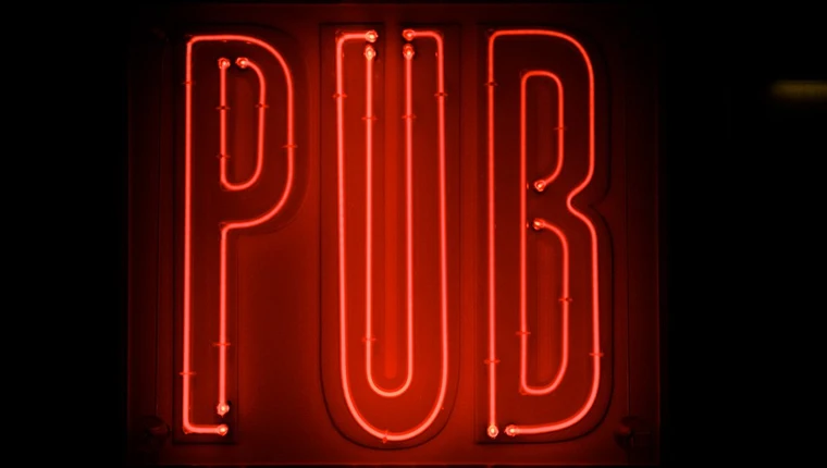 'PUB'이라 적힌 붉은 네온 사인