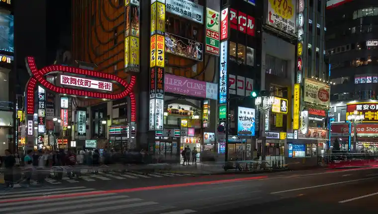 네온 간판이 늘어선 밤거리