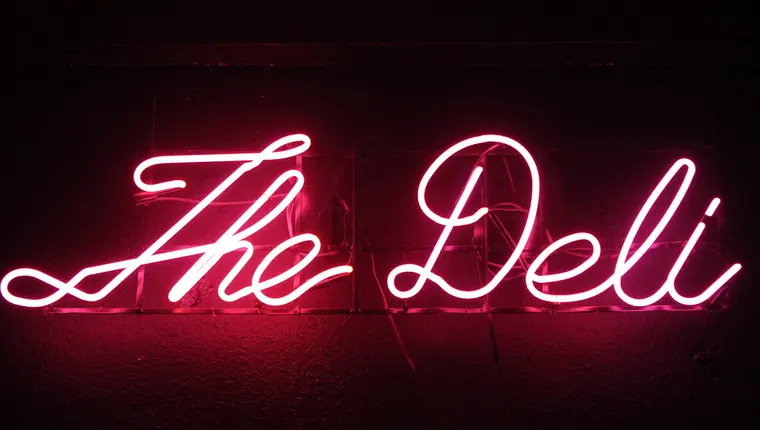 'The Deli' 분홍 네온 사인